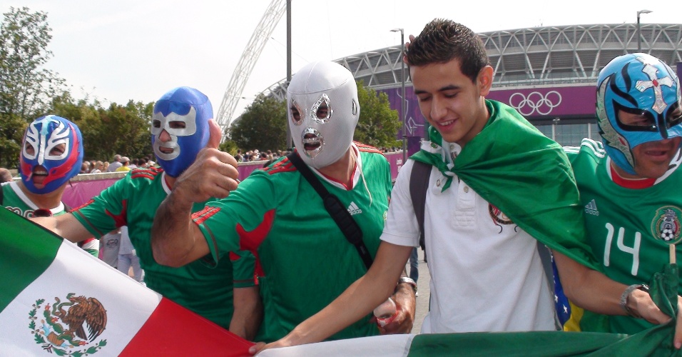 Mexicanos e brasileiros fazem festa em volta do estádio de Wembley antes de final do futebol masculino