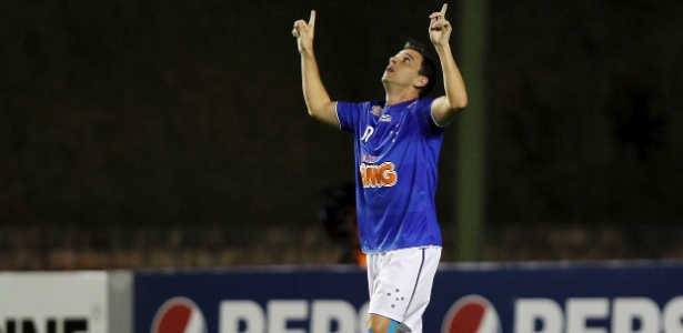 Montillo, do Cruzeiro, espera comemorar triunfo sobre São Paulo e "acabar com jejum" - EDUARDO MARTINS/AE