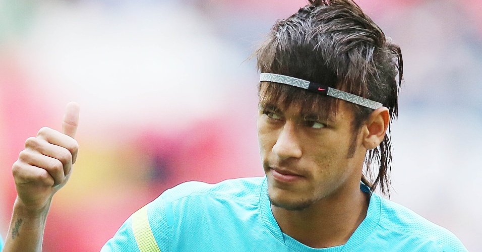 Neymar acena para torcedores enquanto realiza aquecimento para partida contra o México