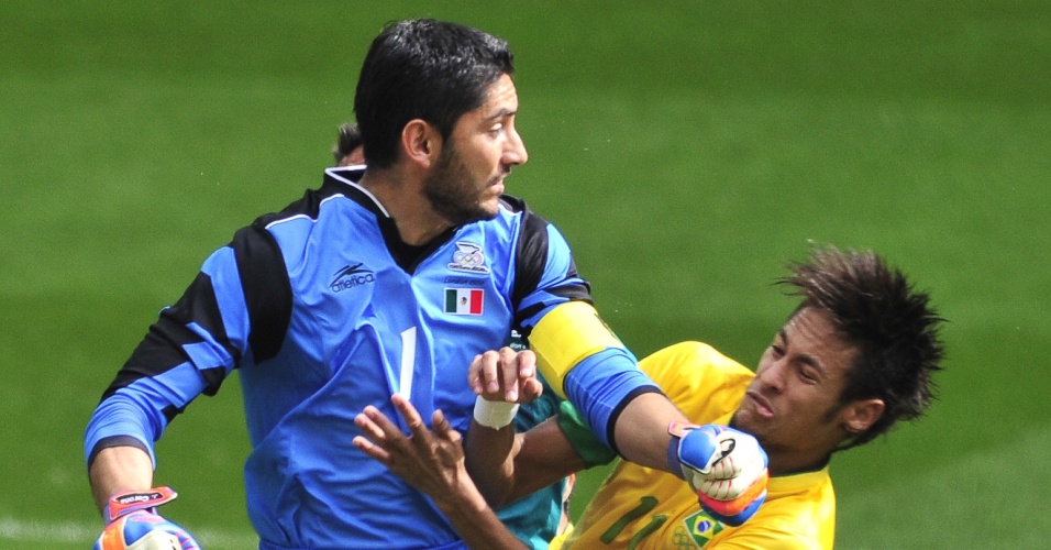 Neymar disputa bola com goleiro mexicano na final dos Jogos Olímpicos