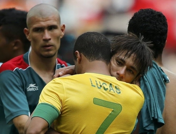 Neymar e Lucas se abraçam após vice-campeonato olímpico do Brasil diante do México
