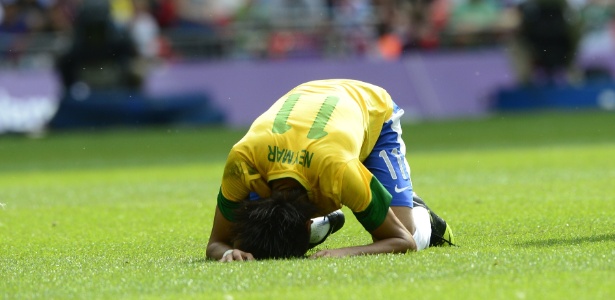 Neymar lamenta chance perdida pela seleção brasileira na partida contra o México