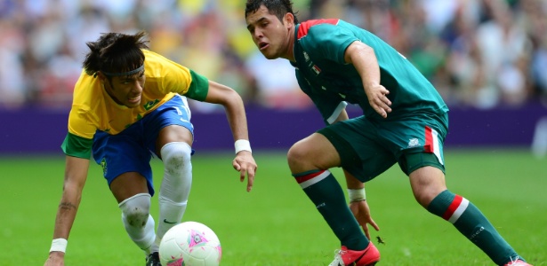 Neymar tenta passar por defensor mexicano em final dos Jogos Olímpicos