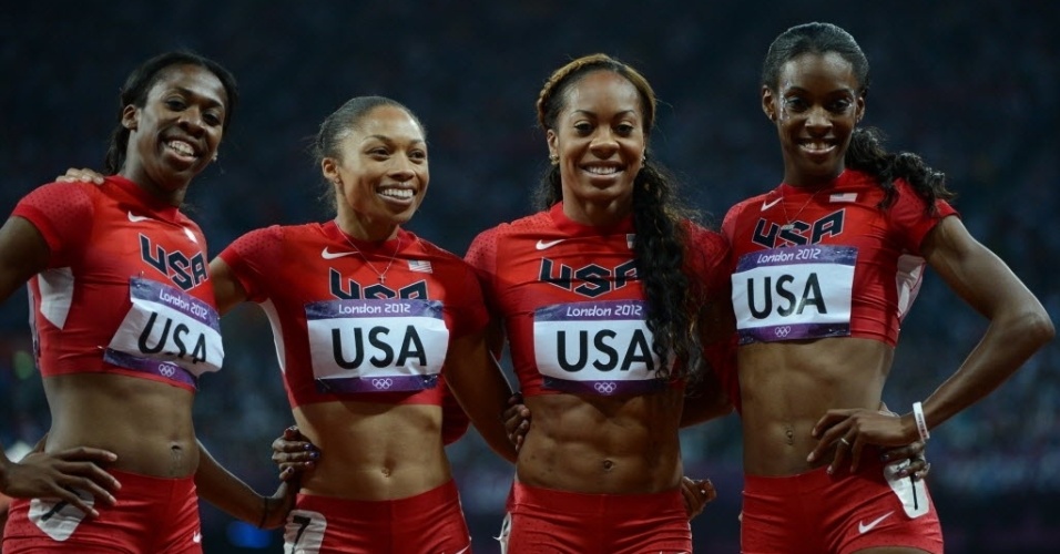 Norte-americanas posam para foto após a conquista da medalha de ouro no revezamento 4x400 m rasos