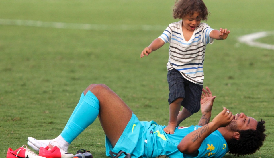 O jogador brasileiro de futebol Marcelo divertiu-se com o filho Enzo em um dos treinamentos da seleção antes mesmo de os Jogos começarem