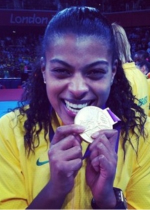 Oposto Fernanda Garay mostra medalha de ouro conquistada no vôlei feminino, após vitória sobre os Estados Unidos