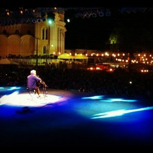 Paula Lavigne publica foto do show do marido, Caetano Veloso, em homenagem ao centenário do escritor Jorge Amado, em Ilhéus (11/8/12) - Reprodução/Instagram