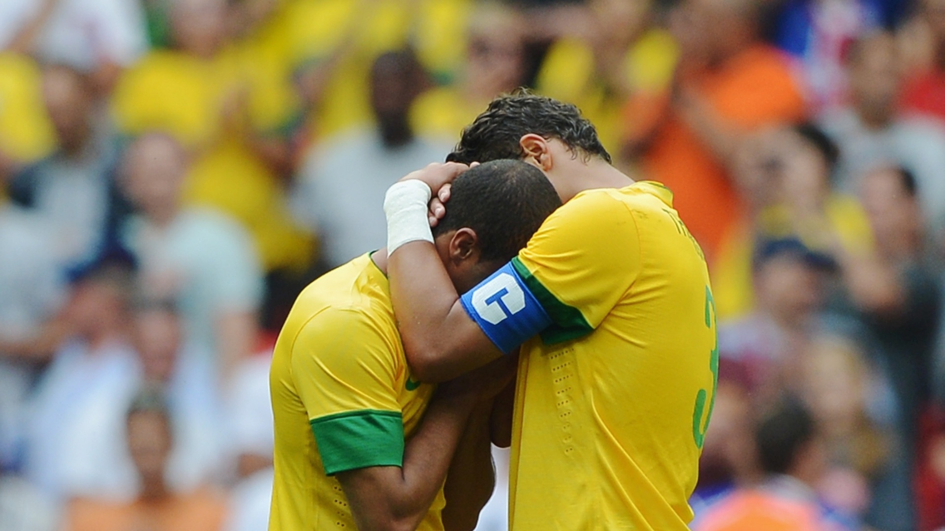 Rômulo é consolado por Thiago Silva após derrota do Brasil para o México na final da Olimpíada