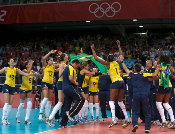 Seleção brasileira de vôlei feminino comemora medalha de ouro conquistada neste sábado 