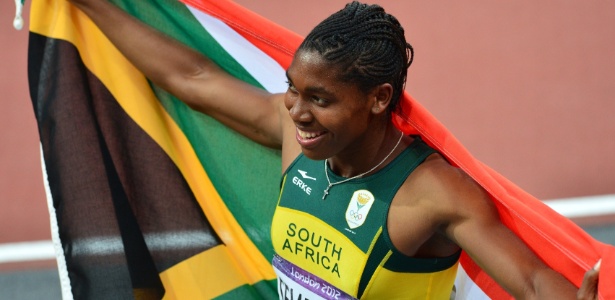 Sul-africana Caster Semenya exibe bandeira de seu país após conquistar o ouro nos 800 m rasos em Londres