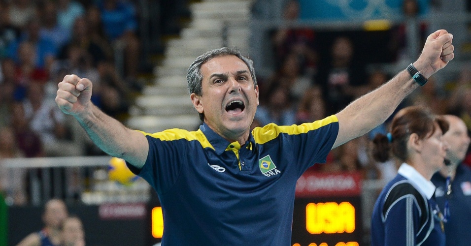 Técnico José Roberto Guimarães comemora na vitória do Brasil sobre os Estados Unidos na final do vôlei