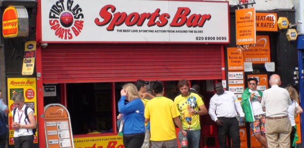 Torcedores brasileiros sem ingresso vão a pub nas proximidades de Wembley para assistir à final