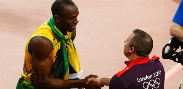 Usain Bolt cumprimenta homem que lhe deu o bastão usado na prova dos 4 x 100 m rasos em Londres