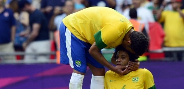 Thiago Silva consola o lateral Marcelo após a derrota para o México na final dos Jogos Olímpicos de Londres
