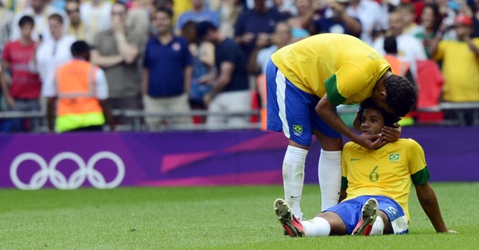 Zagueiro Thiago Silva consola o lateral Marcelo após a derrota para o México na final dos Jogos Olímpicos de Londres