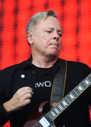 Bernard Sumner cantou "Crystal" com o The Killers  - REUTERS/Ki Price