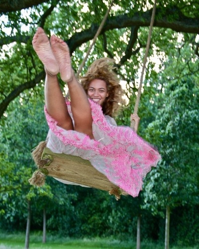 Beyoncé brinca em balanço em sua casa. A cantora divulgou algumas fotos pessoais em seu Tumblr