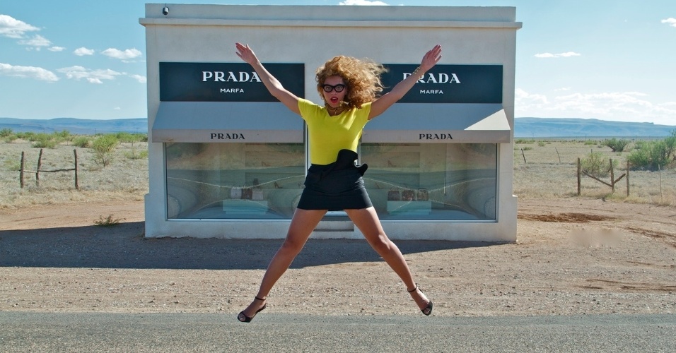 Beyoncé divulgou algumas fotos pessoais em seu Tumblr. Nesta foto a cantora dá um pulo em frente a uma loja da grife Prada