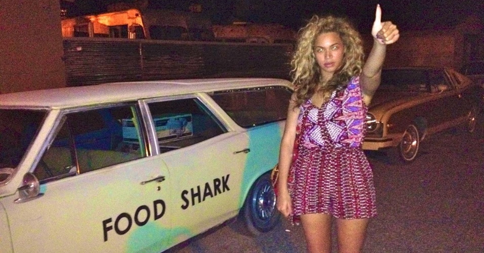 Beyoncé faz sinal de positivo em foto publicada em seu Tumblr
