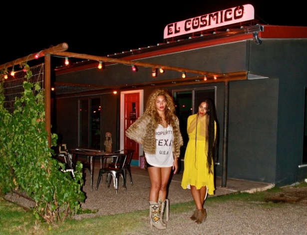 Beyoncé tira foto com amiga em frente a restaurante. A cantora divulgou algumas fotos pessoais em seu Tumblr