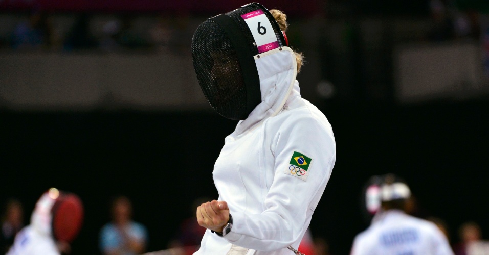 Brasileira Yane Marques luta contra britânica Mhairi Spence na prova de esgrima do pentatlo moderno