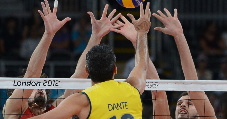 Dante disputa bola com bloqueio da Rússia em final olímpica do vôlei masculino
