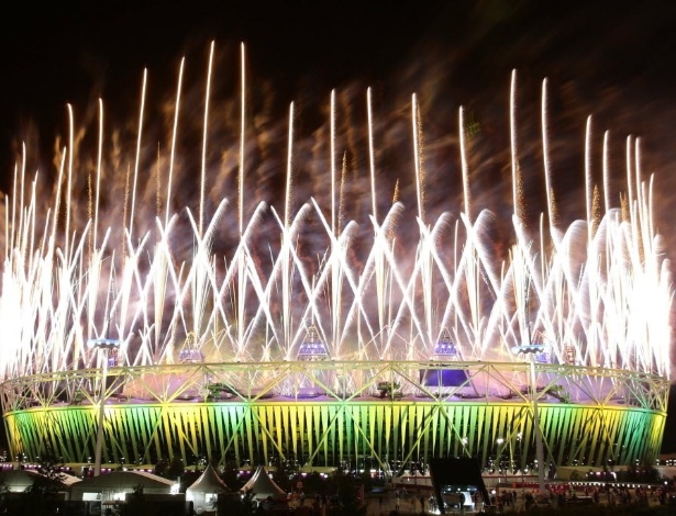 Fogos de artifício marcam o término da cerimônia de encerramento dos Jogos Olímpicos de Londres