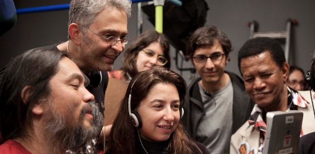 Jair Rodrigues e a equipe de produção do filme "Super Nada" conferem gravação de imagens - Divulgação