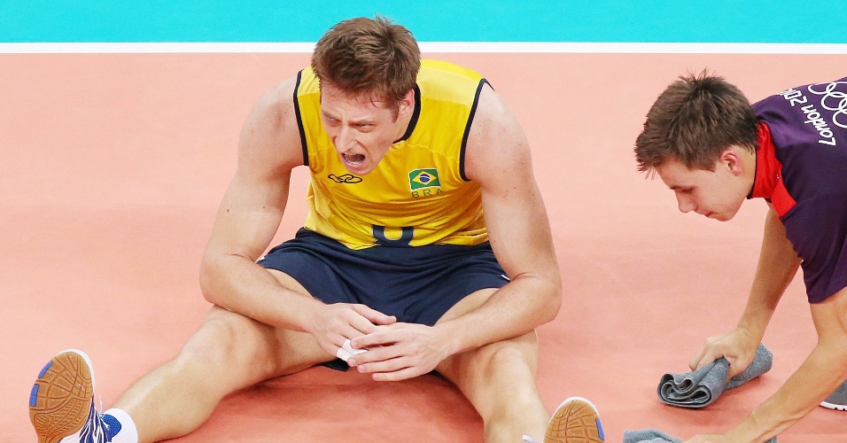 Murilo grita após ponto que fechou terceiro set da final olímpica a favor da Rússia