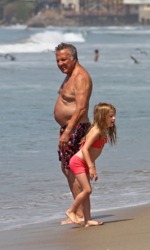 O ator Dustin Hoffman curte dia de sol na praia com a mulher, Lisa Gottsegen, e uma de suas filhas (12/8/12)