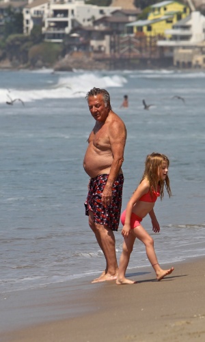 O ator Dustin Hoffman curte dia de sol na praia com a mulher, Lisa Gottsegen, e uma de suas filhas (12/8/12)