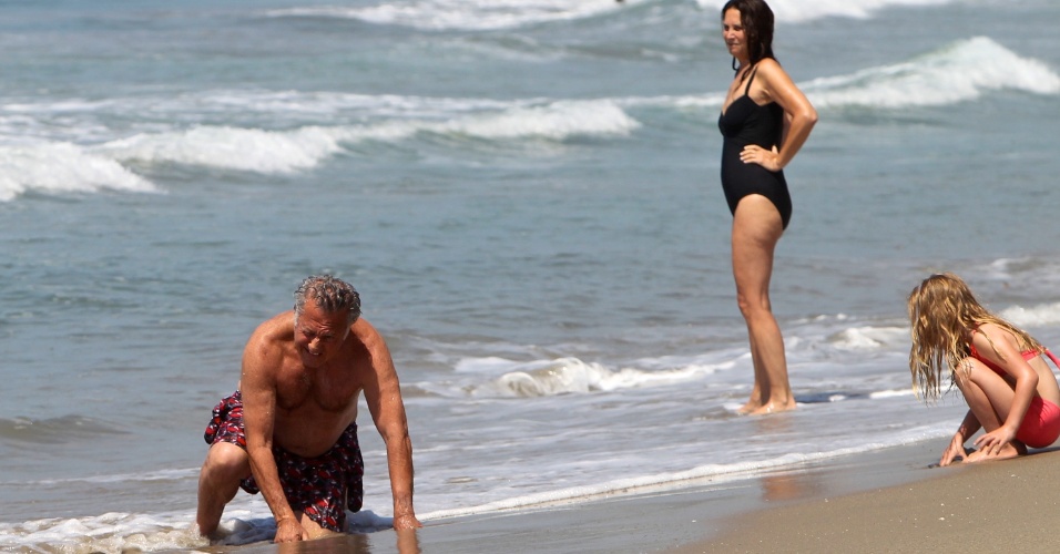 O ator procurou conchas e caranguejos na praia de Malibu com a família (12/8/12)