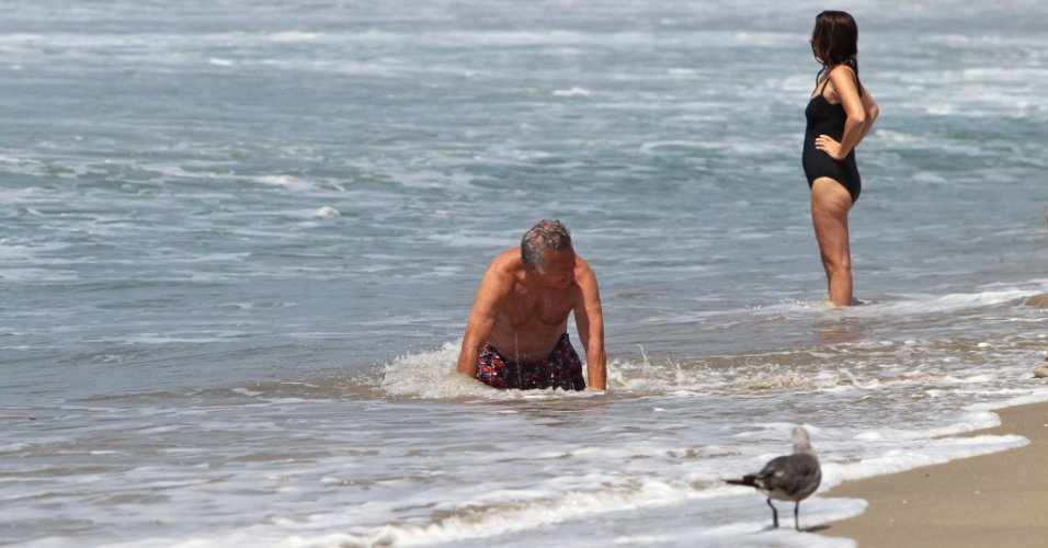 O ator procurou conchas e caranguejos na praia de Malibu com a família (12/8/12)