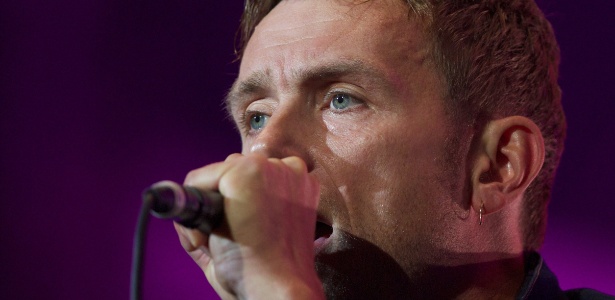 O vocalista e guitarrista do Blur, Damon Albarn, se apresenta no encerramento da Olimpíada 2012 (12/8/12) -  AFP PHOTO / ANDREW COWIE