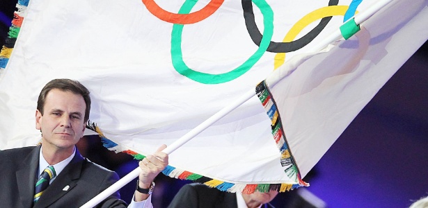 Prefeito do Rio, Eduardo Paes, recebe a bandeira olímpica simbolizando a passagem dos Jogos
