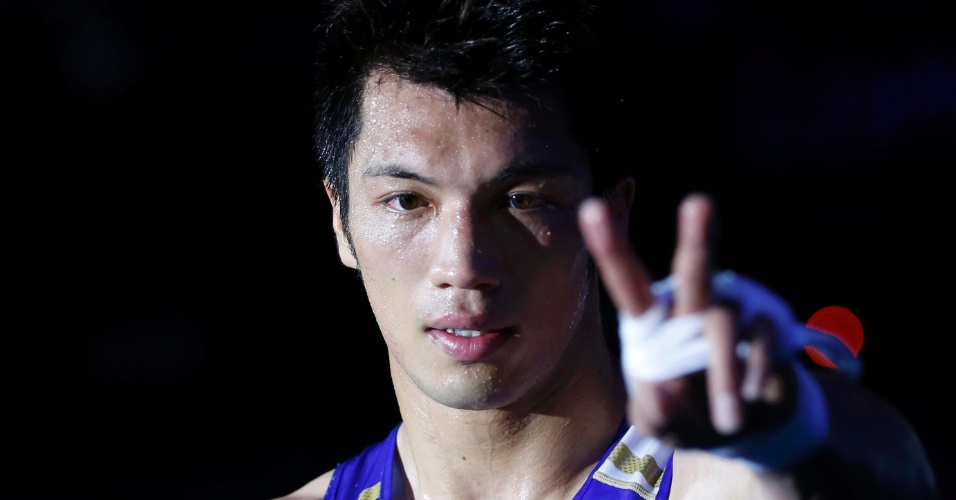 Pugilista japonês, Ryota Murata comemora após vencer ucraniano Abbos Atoev na semifinal dos meio-pesados
