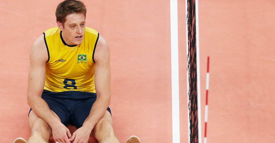 Sem reação, Murilo senta em quadra após derrota brasileira para Rússia na final olímpica