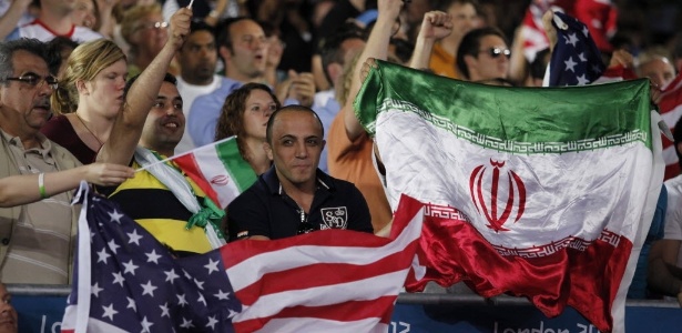 Torcedores do Irã e dos EUA torcem lado a lado nas disputas da modalidade da luta olímpica - EFE/JIM HOLLANDER