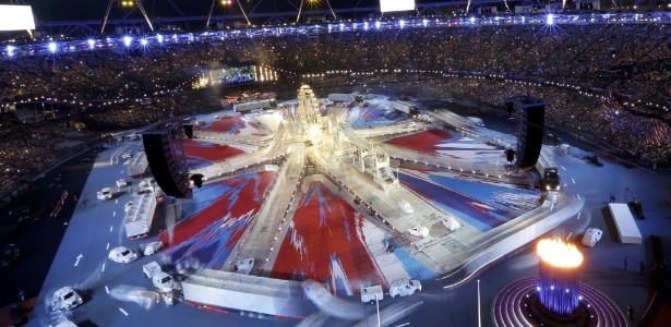 Vista aberta mostra o começo da cerimônia de encerramento da Olimpíada no Estádio Olímpico de Londres