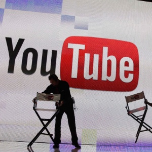 A cada minuto, usuários do YouTube sobem no serviço cerca de 100 horas de vídeos - Julie Jacobson/AP