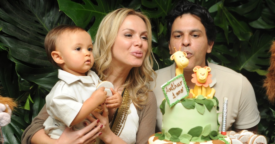 A apresentadora Eliana Michaelichen e o músico João Marcelo Bôscoli comemoraram o aniversário de um ano do filho Arthur, em São Paulo (11/8/12)