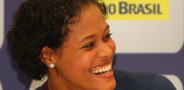 Adenizia ri durante coletiva do vôlei feminino no desembarque em São Paulo