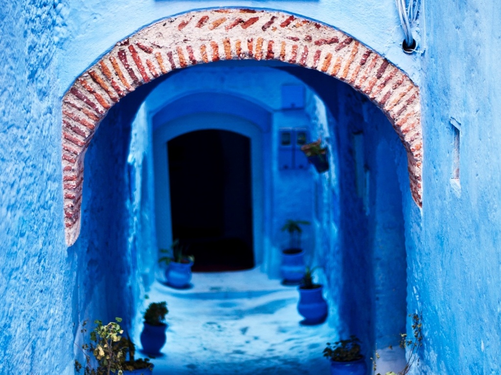 Arquitetura marroquina com paredes rústicas e de cores vivas - Getty Images