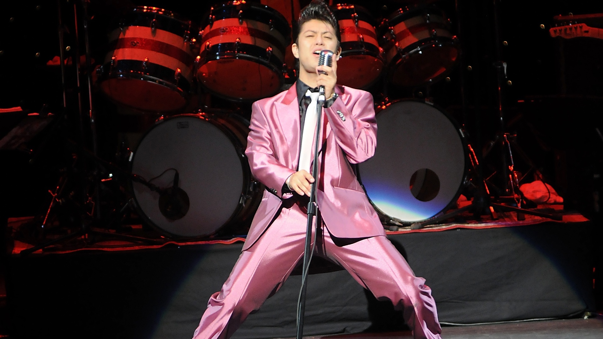 Daisuke Kiryu, um dos semifinalistas do Elvis Tribute Artist Contest 2011, se apresenta no palco do Orpheum - Divulgação/Elvis Tribute Artist Contest