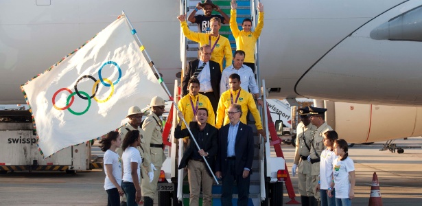 Eduardo Paes e Carlos Arthur Nuzman desembarcaram com bandeira olímpica no Rio