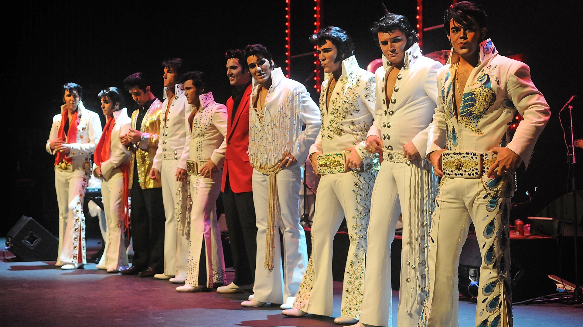 Elvis Tribute Artist Contest é um concurso anual que acontece durante a Elvis Week, em Memphis, para eleger o maior imitador de Elvis Presley do mundo. Na foto, os dez finalistas da edição de 2011 aguardam para saber quais serão os cinco escolhidos - Divulgação/Elvis Tribute Artist Contest