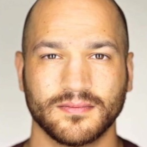 Imagens de Martin Schoeller registram gêmeos com mesma expressão - BBC