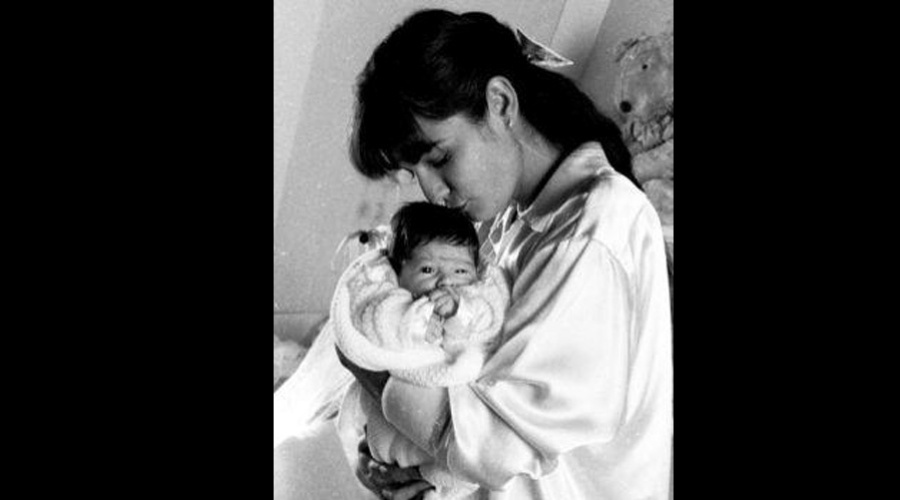 Luiza Brunet divulgou no Twitter uma foto em que aparece segurando a filha, Yasmin Brunet, no colo, quando ela era recém-nascida (13/8/2012)