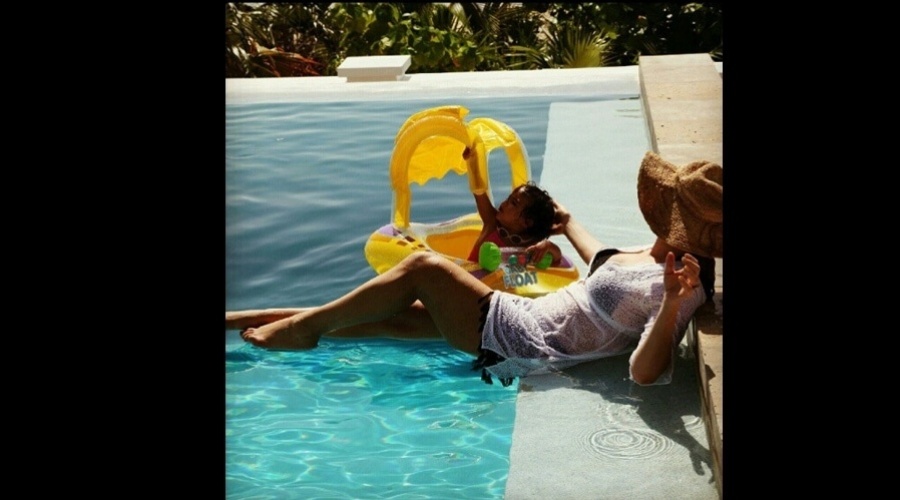 Mariah Carey curtiu um dia na piscina acompanhada da filha, Monroe (13/8/12)