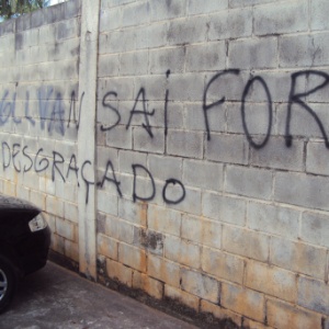 Muro da Toca da Raposa II foi pichado na última segunda-feira contra o presidente do Cruzeiro - Gabriel Duarte/UOL